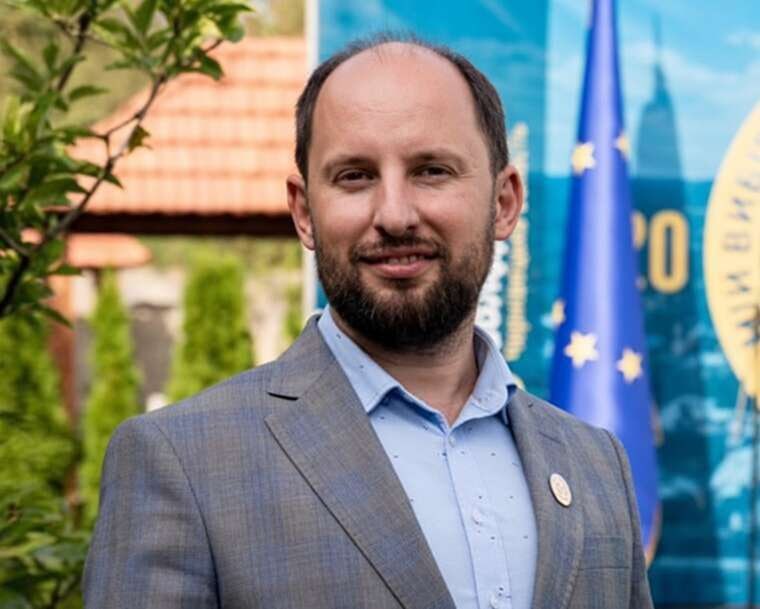 Ілюстрація до публікації «Секретар виконавчого комітету Чернівецької міської ради Сергій Добржанський задекларував квартиру та дачний будинок у Чернівцях, два автомобілі (Nissan Tiida дружини та Hyundai…»