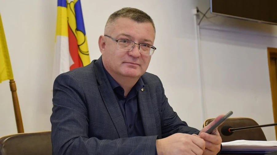 Ілюстрація до публікації «ВАКС визнав винним заступника голови Рівненської облради Сергія Свисталюка, якого в 2024-му викрили на хабарі у пів мільйона гривень за "допомогу" із земельним та майновим…»