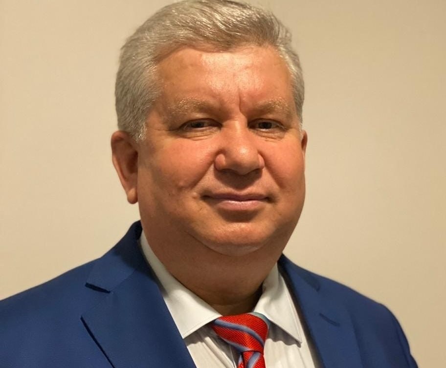 Ілюстрація до публікації «Країна можливостей: Депутат, який за 10 тис. доларів бронював ухилянта через Міноборони, відбувся штрафом у 30 тис. грн та донатом на ЗСУ»