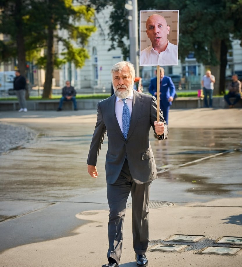 Ілюстрація до публікації «Пан Ківа дуже хотів приєднатися на покладання квітів до 9 травня, але не зміг. Пан "меценат" Новинський допоміг йому потрапити до Відня.»