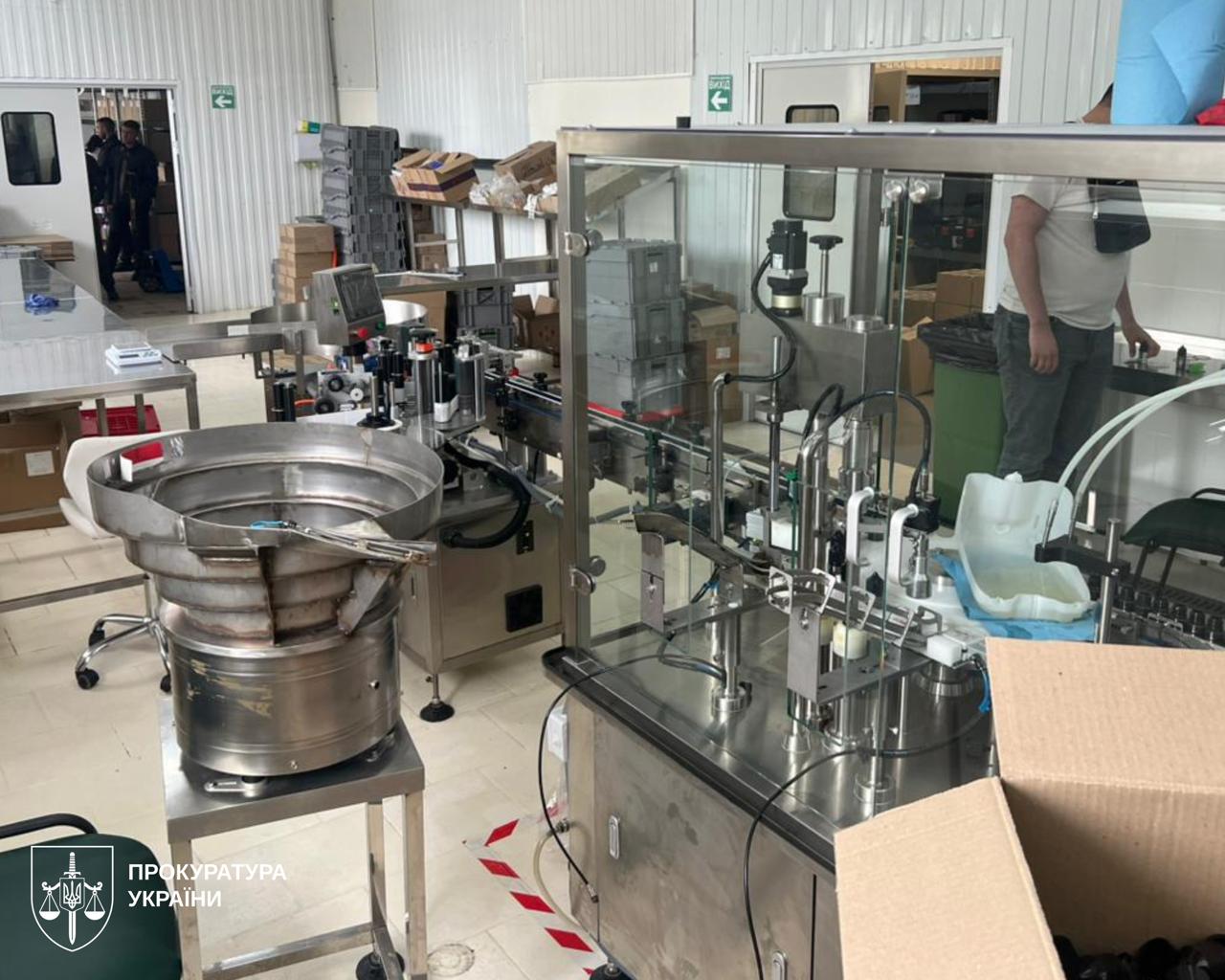 Ілюстрація до публікації «Тіньовий вейп-ринок: На Київщині продавали покупцям нікотиновмісну продукцію в обхід законодавчих обмежень. Готові рідини для вейпів маскували під окремі компоненти: гліцерин…»