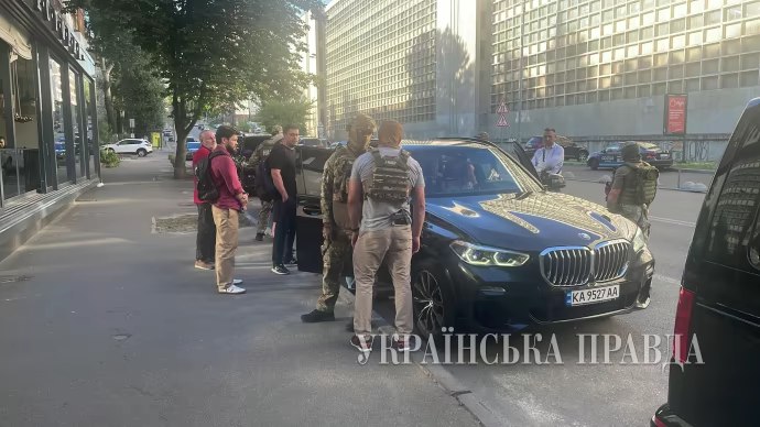 Ілюстрація до публікації «27 червня до колишнього заступника голови Офісу президента Кирила Тимошенка прийшли з обшуками через справу зі зливами з НАБУ стосовно справи про корупцію у "Великому…»