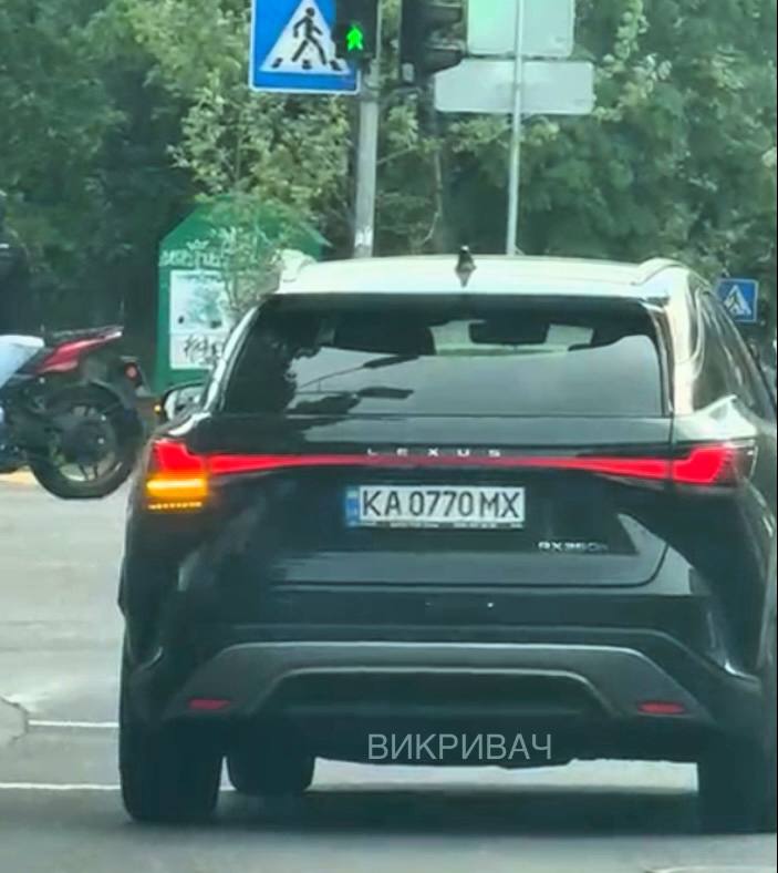 Ілюстрація до публікації «Суддя Тетяна Кагановська з Київський апеляційний суду вказала придбання Lexus за… 100 тисяч гривень. Це чорний LEXUS RX 350H (2023) д/н КА0770МХ.»