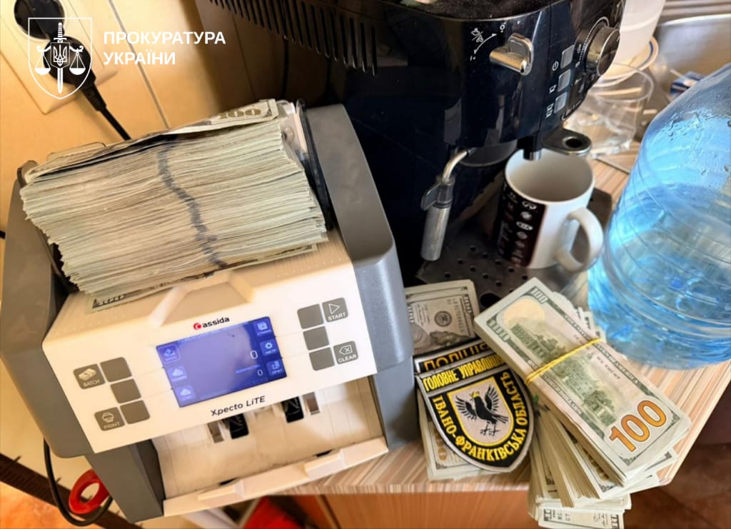 Ілюстрація до публікації «Машина для перерахунку грошей в кабінеті начальника ГУНП Івано-франківській області Сергія Безпалька.»