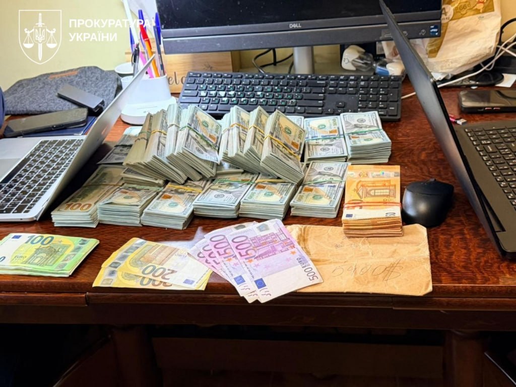 Ілюстрація до публікації «Машина для перерахунку грошей в кабінеті начальника ГУНП Івано-франківській області Сергія Безпалька.»