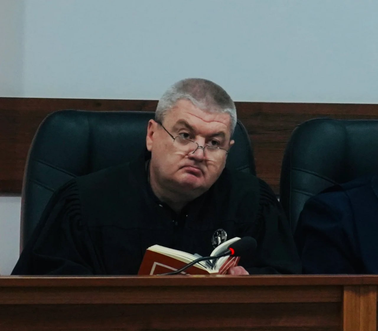 Ілюстрація до публікації «Суддя Шевченківського райсуду Вадим Ковтуненко, який скасував арешт «Премʼєр готелю Русь» у кримінальному провадженні про рейдерське заволодіння майном, отримав лише догану…»