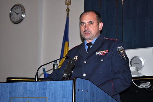 Ілюстрація до публікації «Вже звільнений начальник Хмельницького районного управління поліції Василь Птащук задекларував Toyota Land Cruiser Prado за 1,156 млн грн та понад 15 тисяч м² землі. 📌 Цікаво, що…»