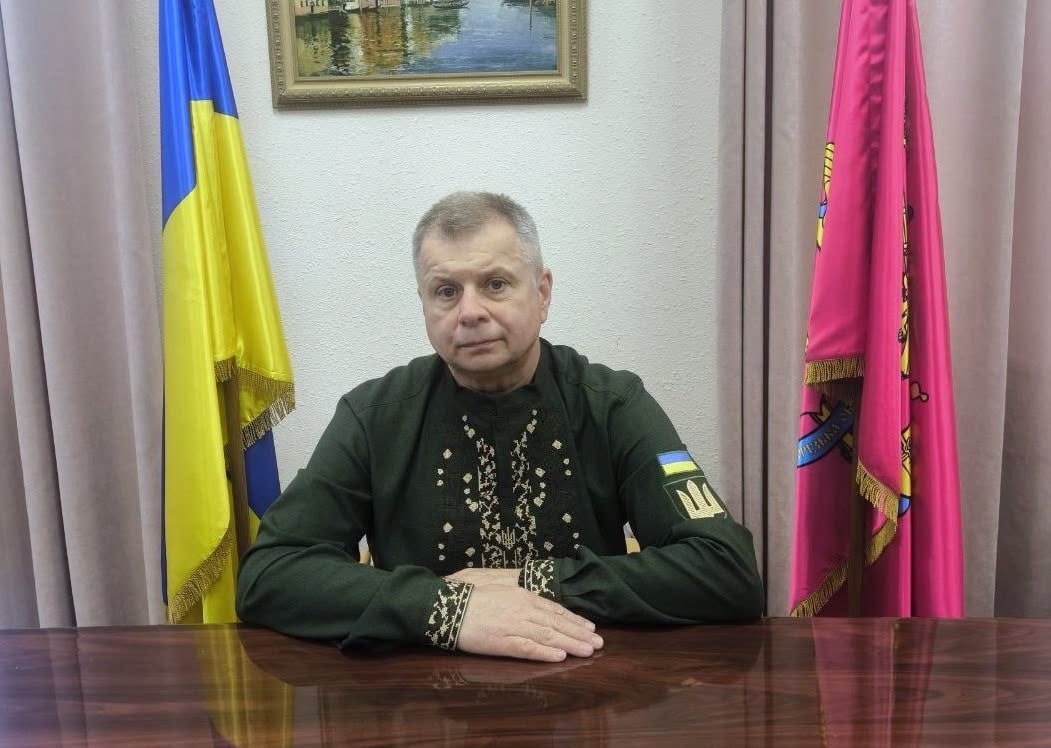Ілюстрація до публікації «Дура з "Запоріжжяобленерго" Андрій Стасевський напнула на себе вишиванку з символами ЗСУ, щоб примазатися до Сил оборони України»