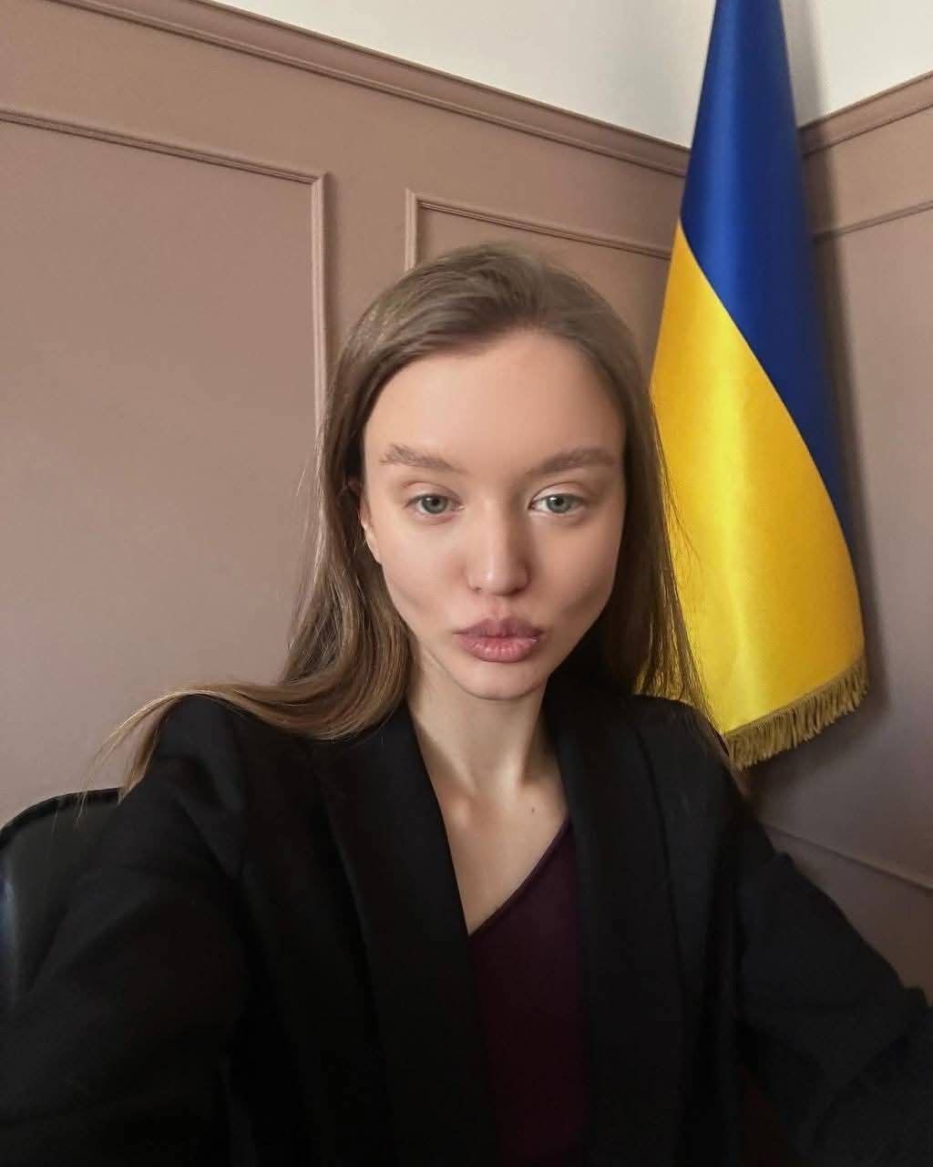 Ілюстрація до публікації «У мережі звернули увагу на дивне кадрове рішення в Міністерстві охорони здоров’я: посаду голови протоколу міністра Віктора Ляшка обійняла 20-річна Анна Дорош.»
