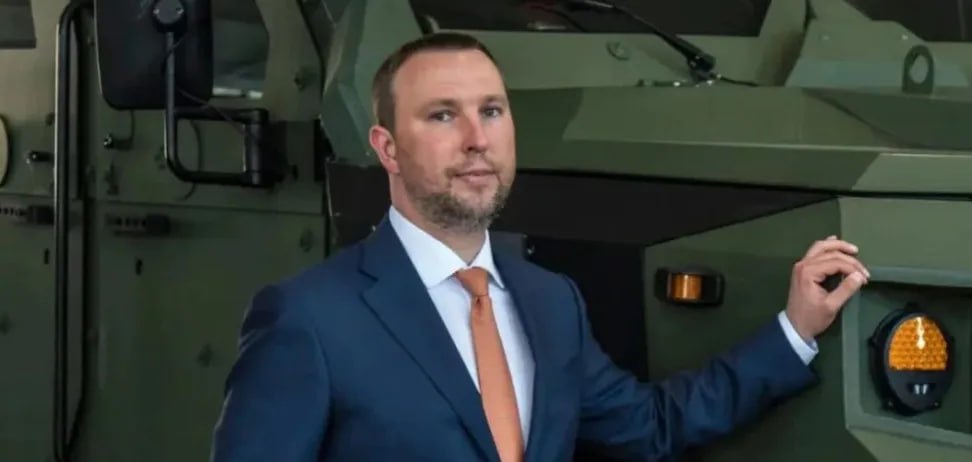 Ілюстрація до публікації «Російські комплектуючі, підсанкційні партнери та судові позови на сотні мільйонів: що приховує «Українська бронетехніка» Сергія Пашинського та Владислава Бельбаса Компанія, яку…»