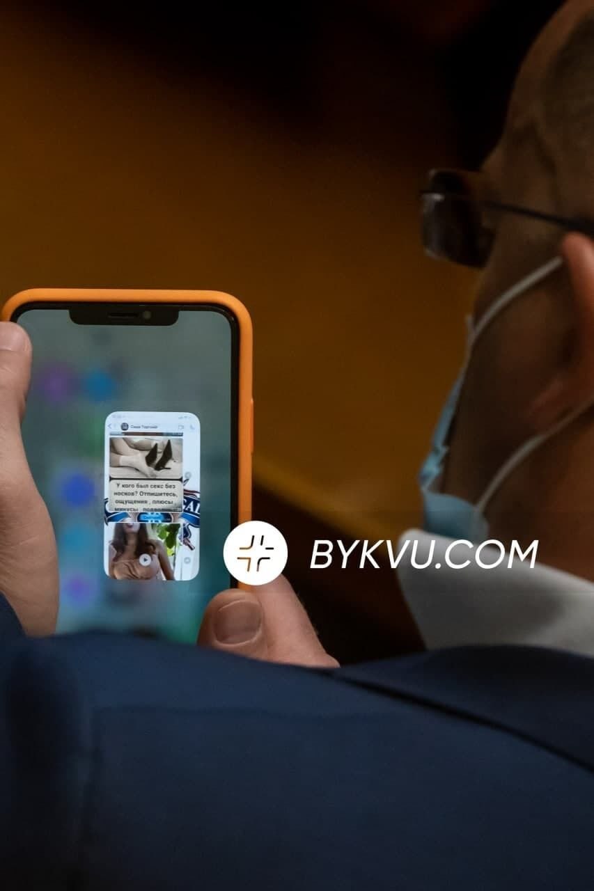 Ілюстрація до публікації «Нардеп Євгеній Петруняк вирішив голосувати проти закону про декриміналізацію порно, хоча раніше його двічі упіймали за переглядом "інтимного" контенту в залі ВР.»