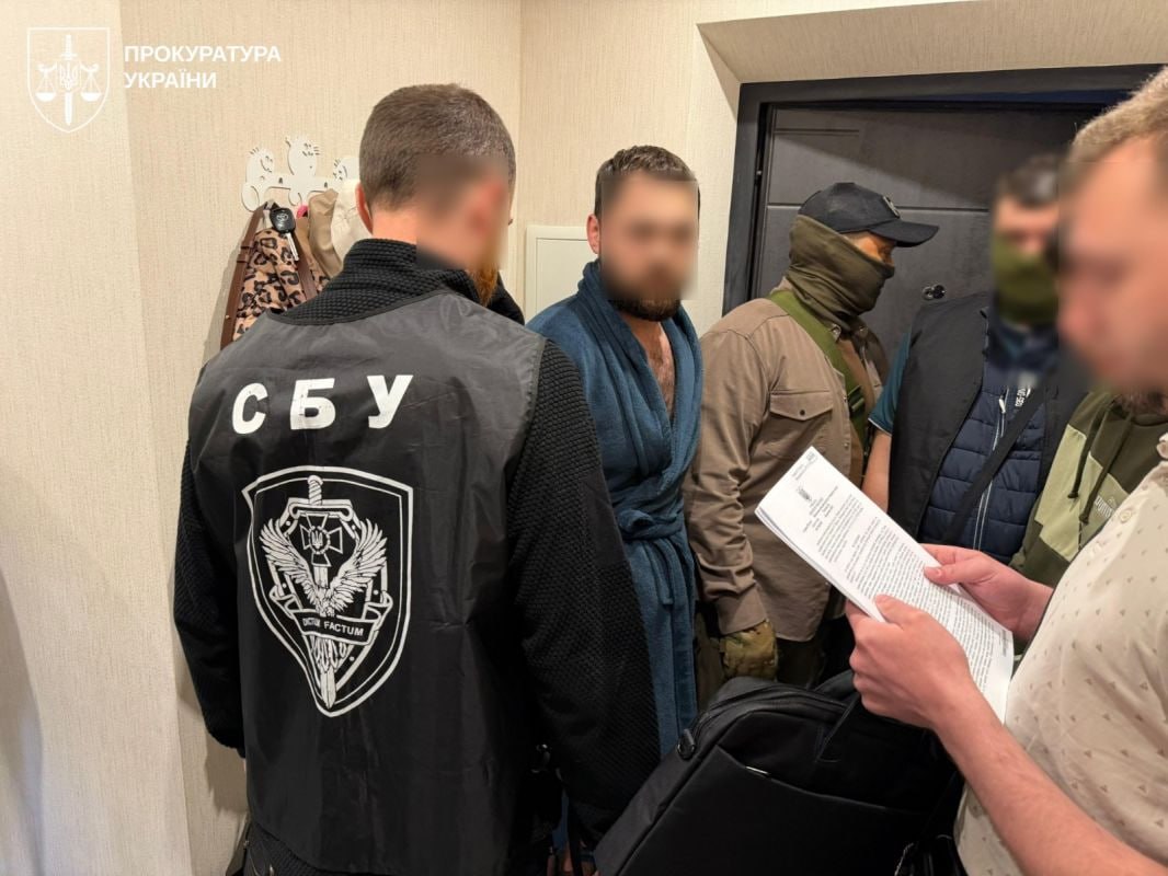 Ілюстрація до публікації «СБУ спільно з Нацполіцією ліквідувала на Буковині масштабну схему незаконного переправлення військовозобов'язаних за кордон, яка щомісяця вивозила щонайменше 10 осіб.»