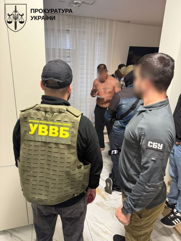 Ілюстрація до публікації «СБУ спільно з Нацполіцією ліквідувала на Буковині масштабну схему незаконного переправлення військовозобов'язаних за кордон, яка щомісяця вивозила щонайменше 10 осіб.»