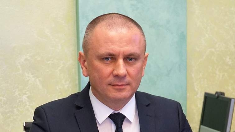 Ілюстрація до публікації «Заступник керівника Рівненської обласної прокуратури Олександр Таргоній задекларував 2,85 млн грн готівкою в безробітньої дружини, Tesla Model 3 та будинок, що зводиться 14 років…»