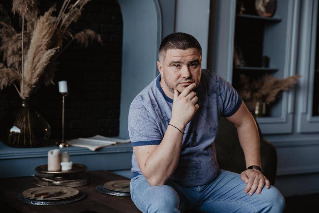 Ілюстрація до публікації «Олександр Лєднік: Готівка в декларації 🔸Люстрація 🔸Невидимий департамент 🔸Митник-будівельник 🔸П'яна їзда 🔸Брат»