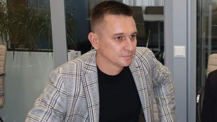 Ілюстрація до публікації «Десятки тисяч доларів готівкою, автопарк із вантажівок і жодної вказаної вартості більшості майна — декларація мера Вознесенська Євген Величка залишає більше запитань, ніж…»