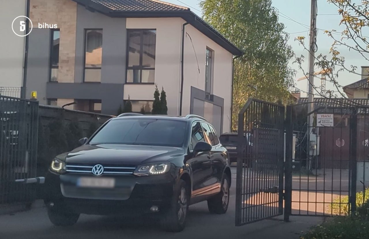Ілюстрація до публікації «ЗМІ пишуть, що мати т. в. о. керівника Київського БЕБ Романа Лисаковського купувала нерухомість за заниженими цінами, а дружина-співвласниця стоматологічної клініки в Тернополі…»