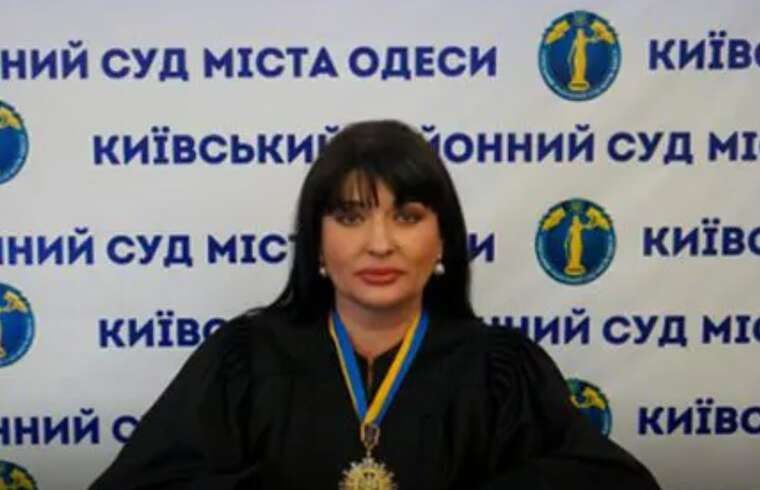 Ілюстрація до публікації «Одеську суддю-алкоголічку Людмилу Салтан звільнили через три місяці після вироку ВАКС»