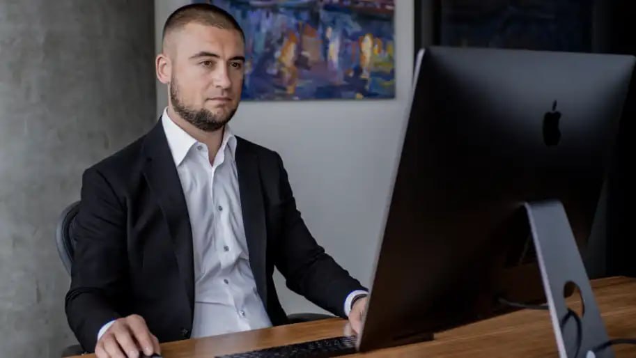 Ілюстрація до публікації «Конвертор Євген Пуля 🔸Малиновський та Пуля 🔸Fortex Exchange 🔸Схеми на ДП 🔸Конверти 🔸Ухилення від відповідальності 🔸Контрабанда з рф 🔸Дружина Пулі 🔸Розлучення 🔸Посіпака Пуля 🔸Як…»