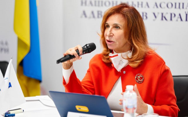 Ілюстрація до публікації «Адвокатура, яку ще Медведчук у 1990-ті будував під себе, досі працює як закрита ОЗУ під контролем його багаторічної соратниці Лідії Ізовітова.»