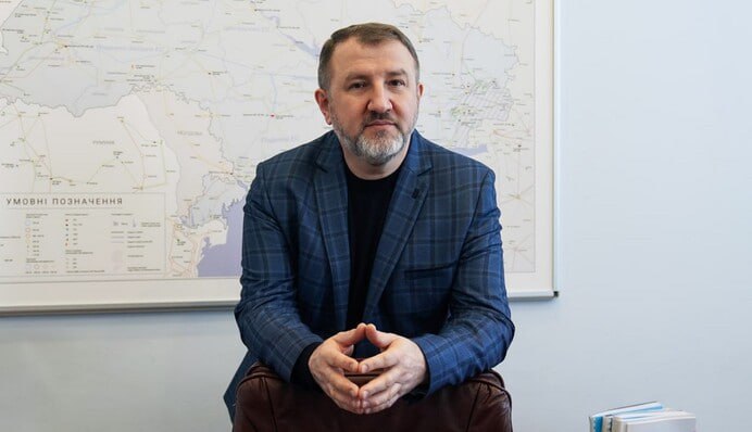 Ілюстрація до публікації «Поки країна готується до зими, деякі чиновники опанували мистецтво сидіти на двох стільцях одночасно.»