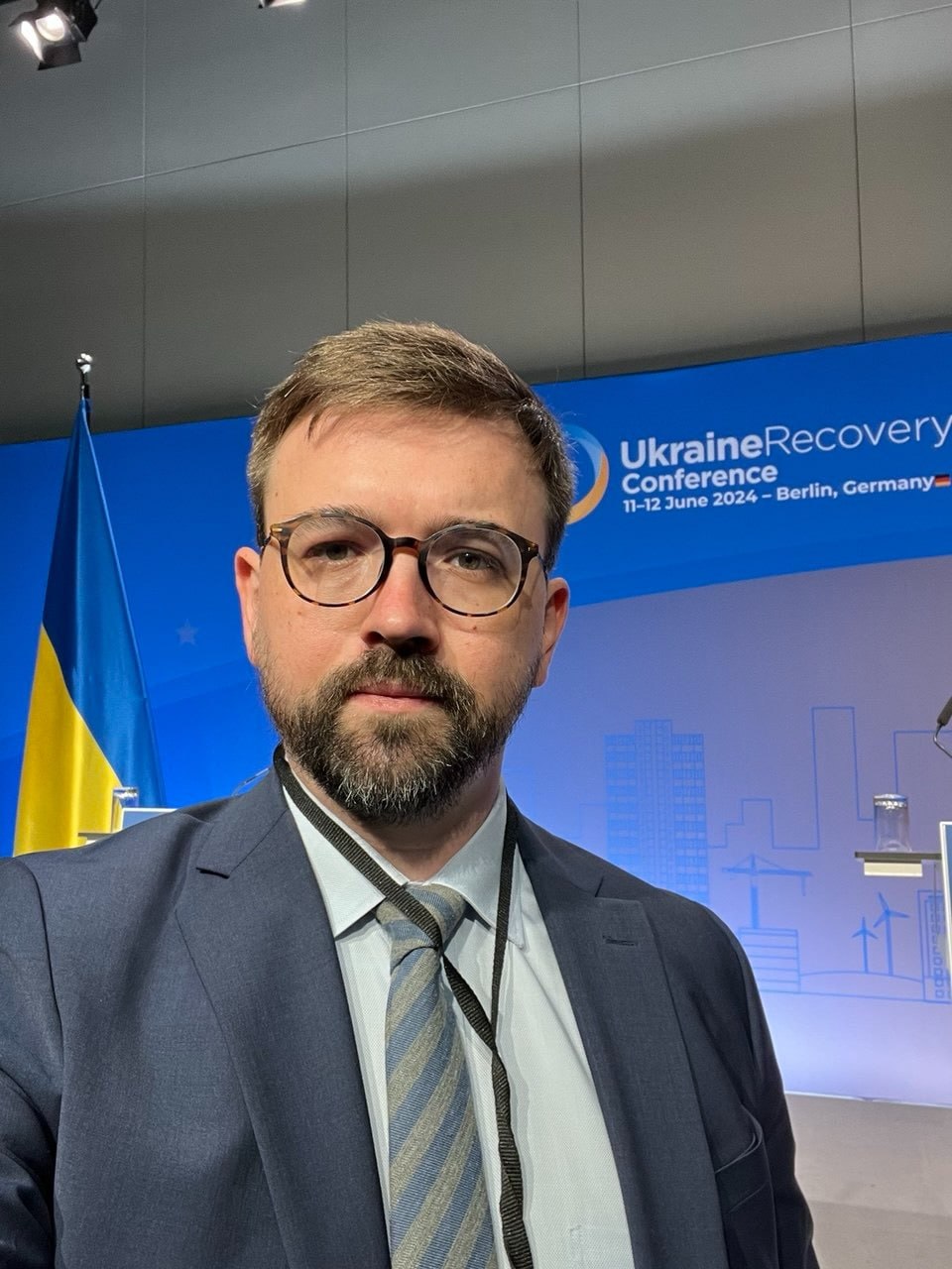 Ілюстрація до публікації «Поки країна готується до зими, деякі чиновники опанували мистецтво сидіти на двох стільцях одночасно.»