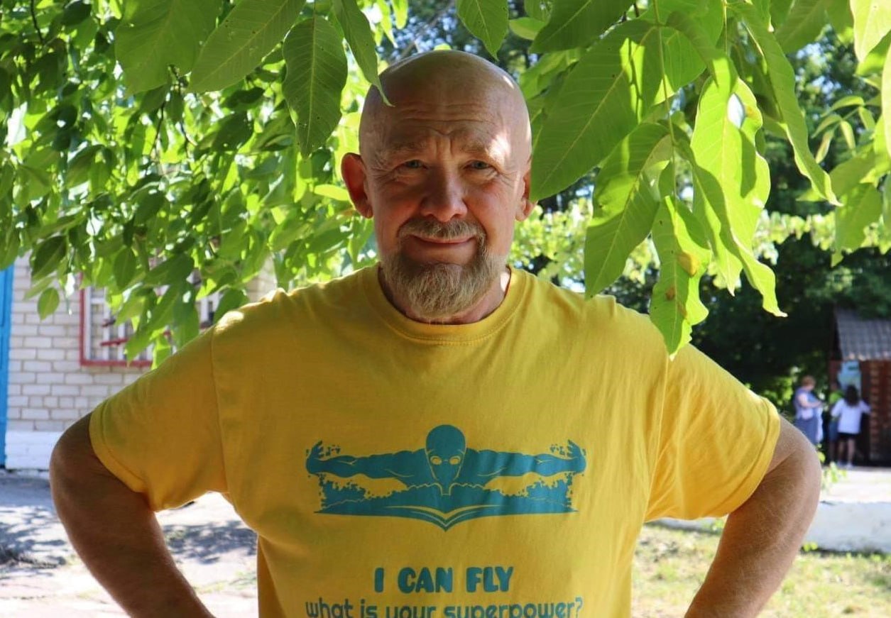 Ілюстрація до публікації «Депутат Ірпінської міськради Валерій Степанюк («Свобода») під час виконання гімну фотографував сідниці»