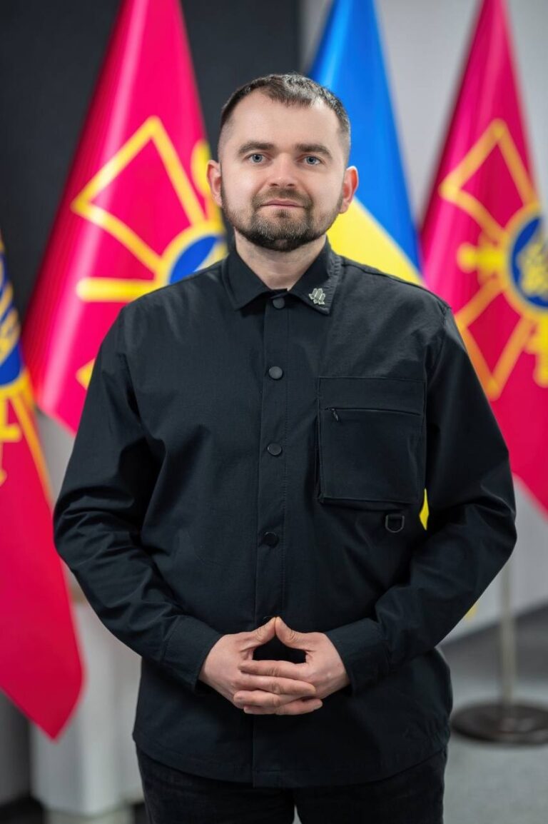 Ілюстрація до публікації «Т.в.о. директора департаменту політики закупівель Міноборони України Гліб Канєвський, який до призначення очолював громадську організацію «Стейтвотч» (що й наглядала за МОУ)…»