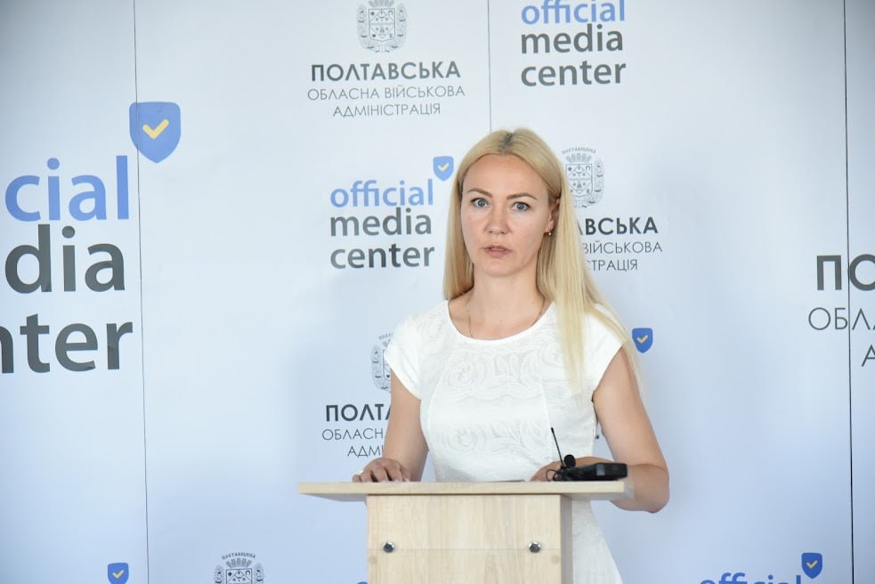 Ілюстрація до публікації «Заст. керівника РСЦ МВС Ірини Пархоменко (Полтавщина), яка прилаштувала чоловіка Сергія Рабкова №8042 у Києві, де приймаються лише іспити, відбиває 70 тис. доларів, яку подружжя…»