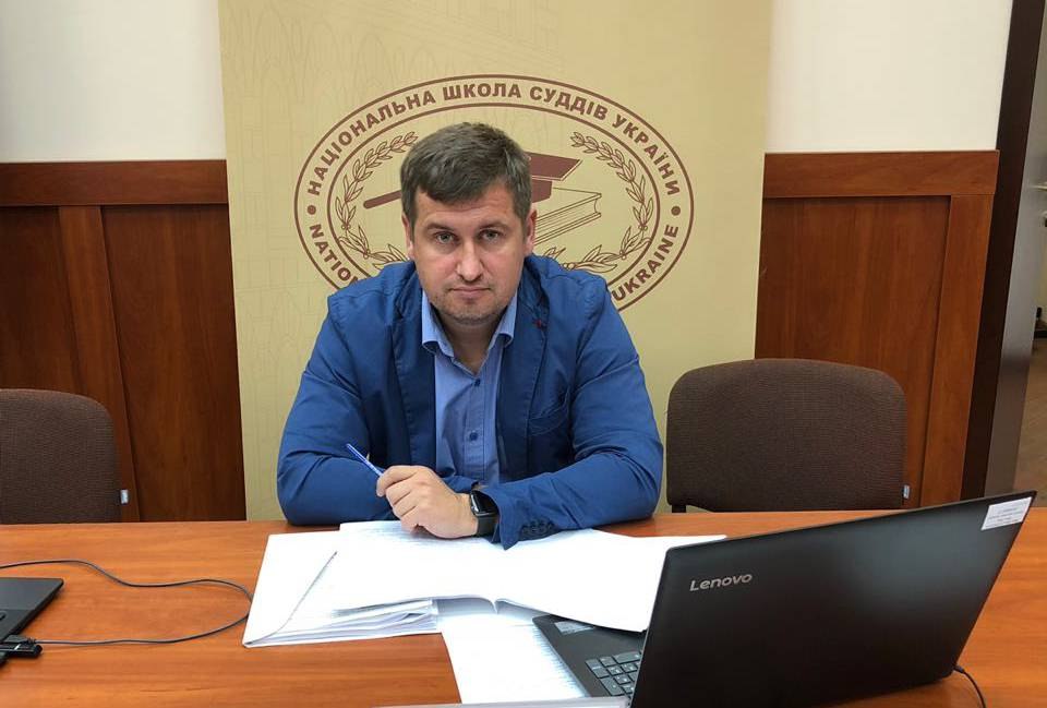 Ілюстрація до публікації «Суддя Приморського райсуду Денис Донцов та його дружина Оксана під час війни оформили користування коштовними авто, яким володіє його тесть та теща.»