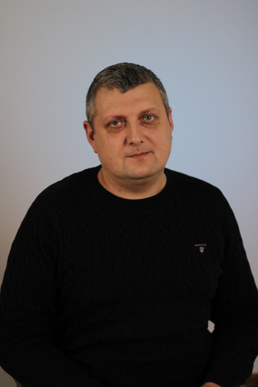 Ілюстрація до публікації «Пане Ярославе Пронюткін, а це нормально купляти меморіальні надгробки в людини, яка каже що Бандера — це кличка для тварини?»