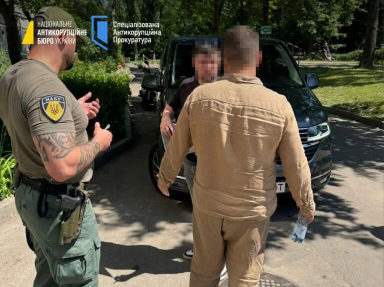 Ілюстрація до публікації «Елітне авто та $44,5 тис. за закриття справи: викрито експосадовців прокуратури Кіровоградщини👥»