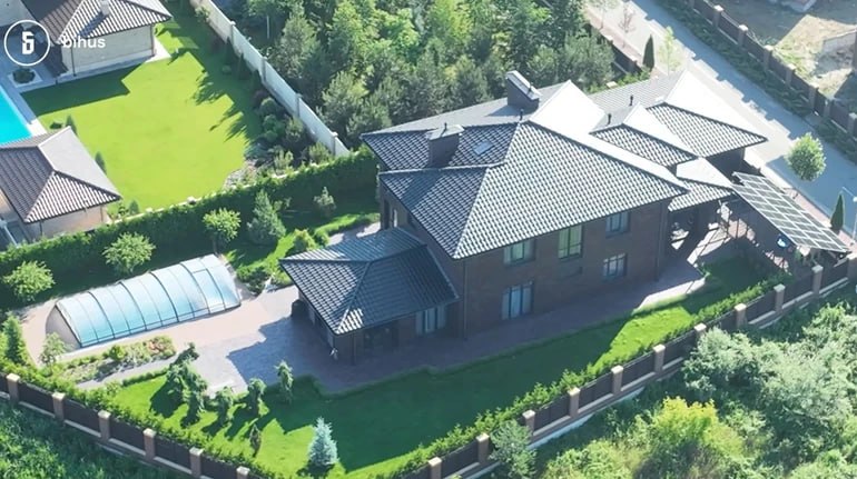 Ілюстрація до публікації «Народний депутат від "Слуги народу" В'ячеслав Медяник проживає в незадекларованому елітному маєтку під Києвом вартістю близько 1 мільйона доларів, який належить жінці, яка…»