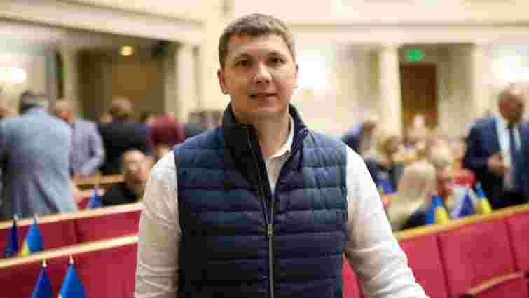Ілюстрація до публікації «Народний депутат від "Слуги народу" В'ячеслав Медяник проживає в незадекларованому елітному маєтку під Києвом вартістю близько 1 мільйона доларів, який належить жінці, яка…»