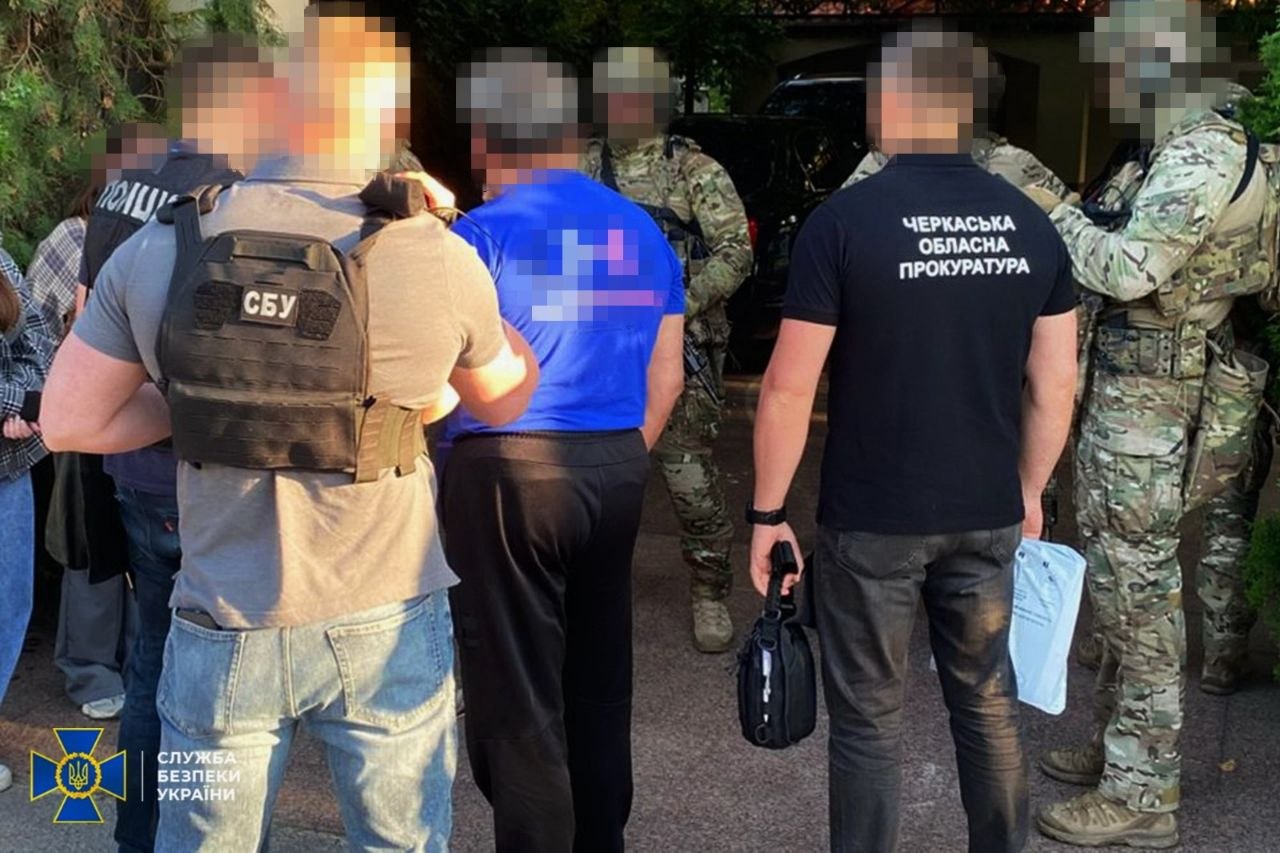 Ілюстрація до публікації «СБУ, ДБР та ОГП викрили колишнього заступника секретаря РНБО та його спільників на незаконному привласненні понад 21 га у Києві»