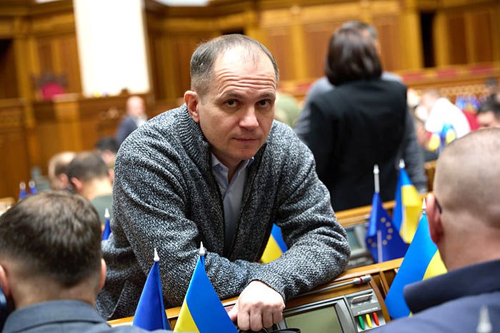 Ілюстрація до публікації «Народний депутат від фракції «Слуга народа» з Одещини Олег Колєв отримує компенсацію від апарату Верховної Ради на оренду квартиру, маючі 136 тис. доларів готівкою.»