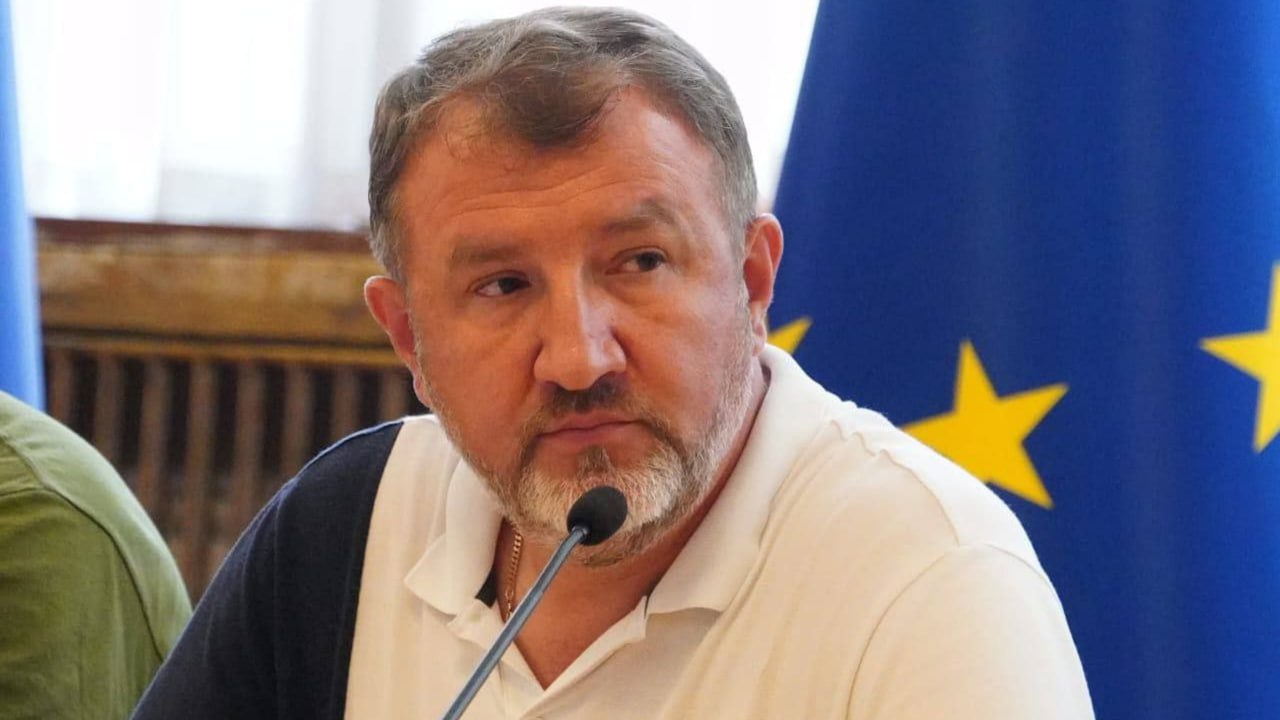 Ілюстрація до публікації «Думали, що історія про службову автівку АТ «Українські розподільні мережі» (УРМ), яку Юрій Бойко забув повернути після переходу в Наглядову раду НЕК «Укренерго», — це пік цинізму.»