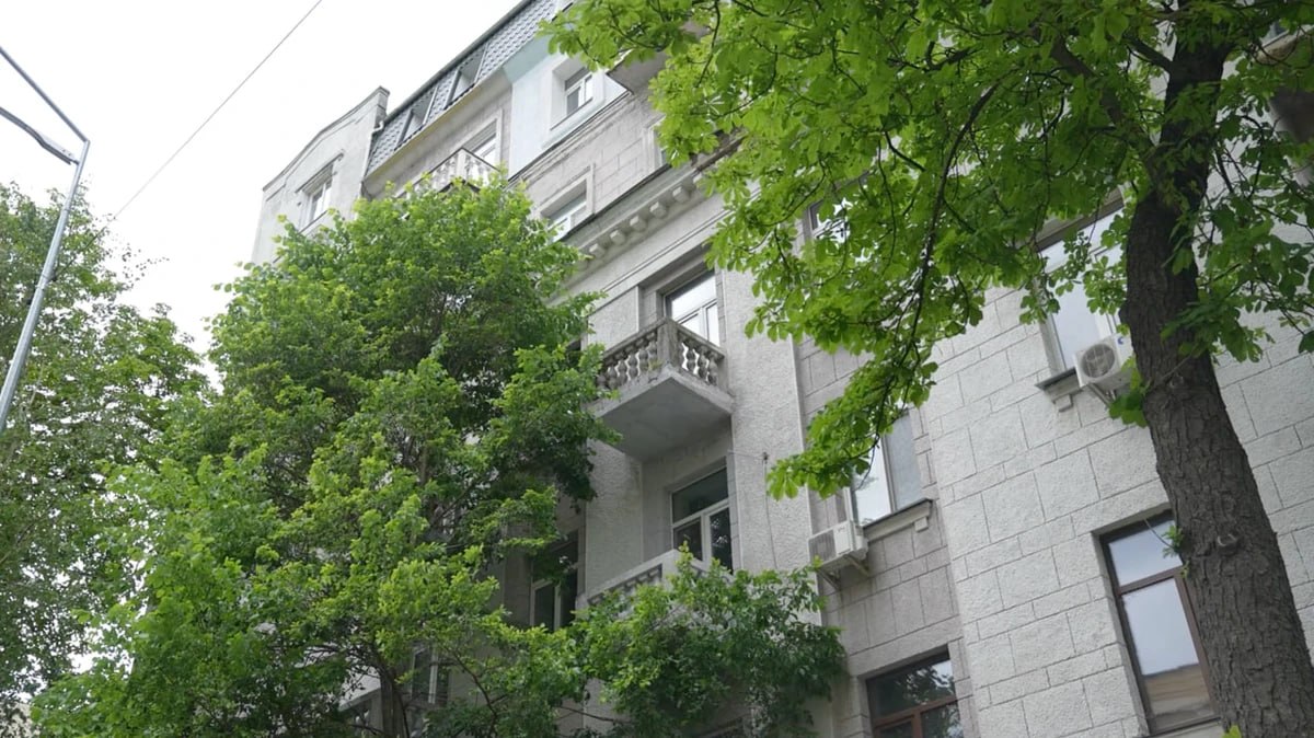 Ілюстрація до публікації «Нардеп Мотовиловець створив фіктивну фірму, оформлену на бровистку, щоб приховати майно»