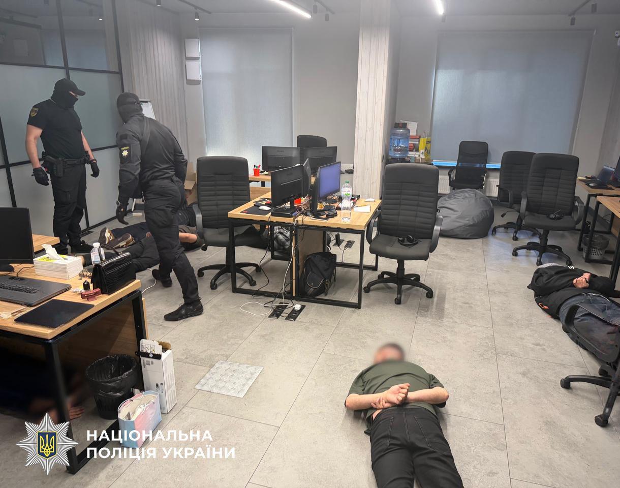Ілюстрація до публікації «Кіберполіцейські Києва за процесуального керівництва Офісу Генерального прокурора викрили шахрайський кол-центр, учасники якого ошукали громадян США на понад 500 тисяч доларів. 🎧…»