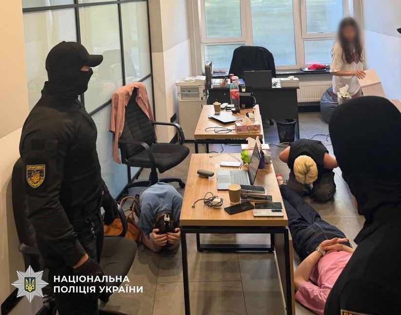 Ілюстрація до публікації «Кіберполіцейські Києва за процесуального керівництва Офісу Генерального прокурора викрили шахрайський кол-центр, учасники якого ошукали громадян США на понад 500 тисяч доларів. 🎧…»