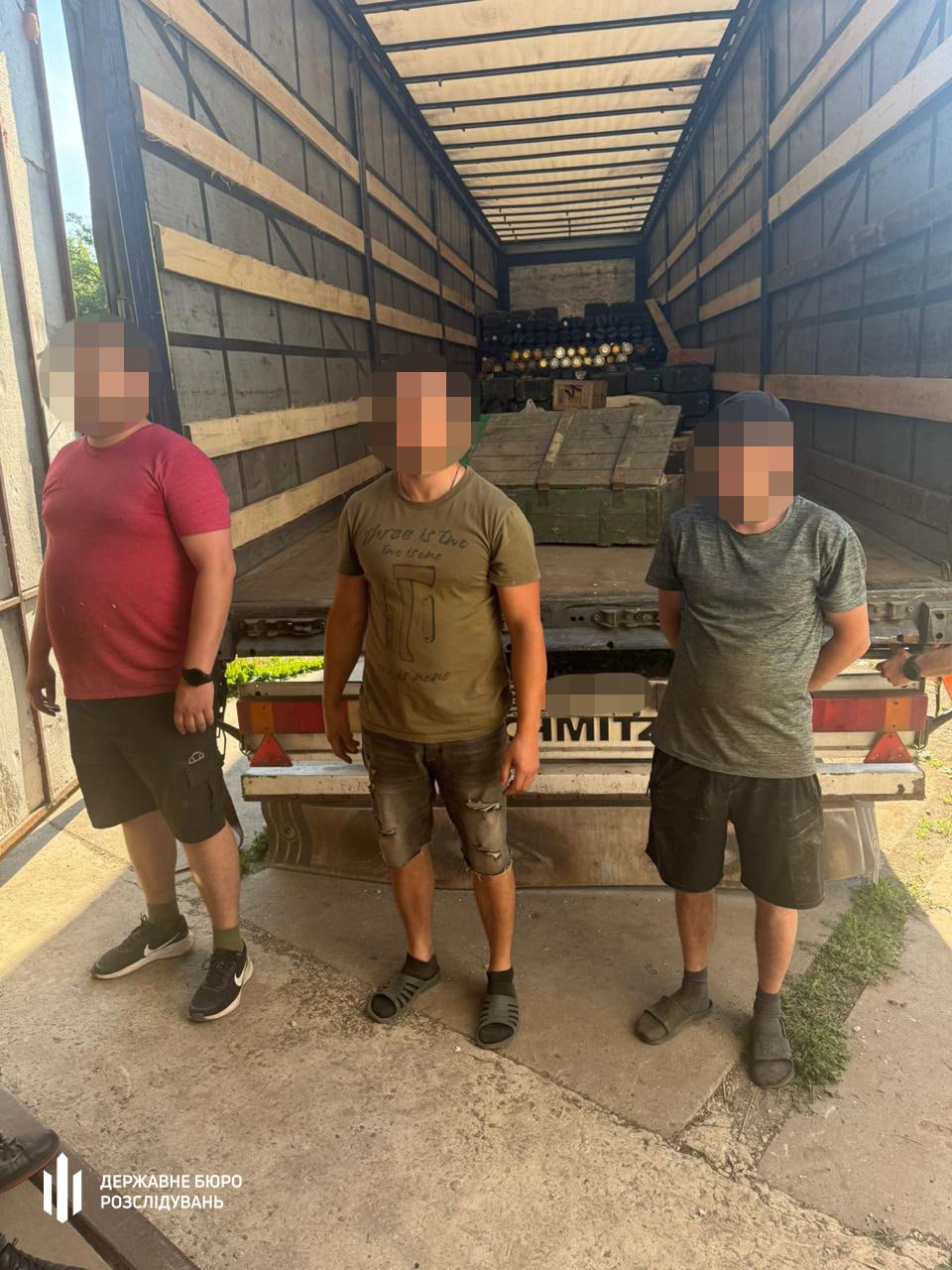 Ілюстрація до публікації «Вантажівка боєприпасів та елітне авто»