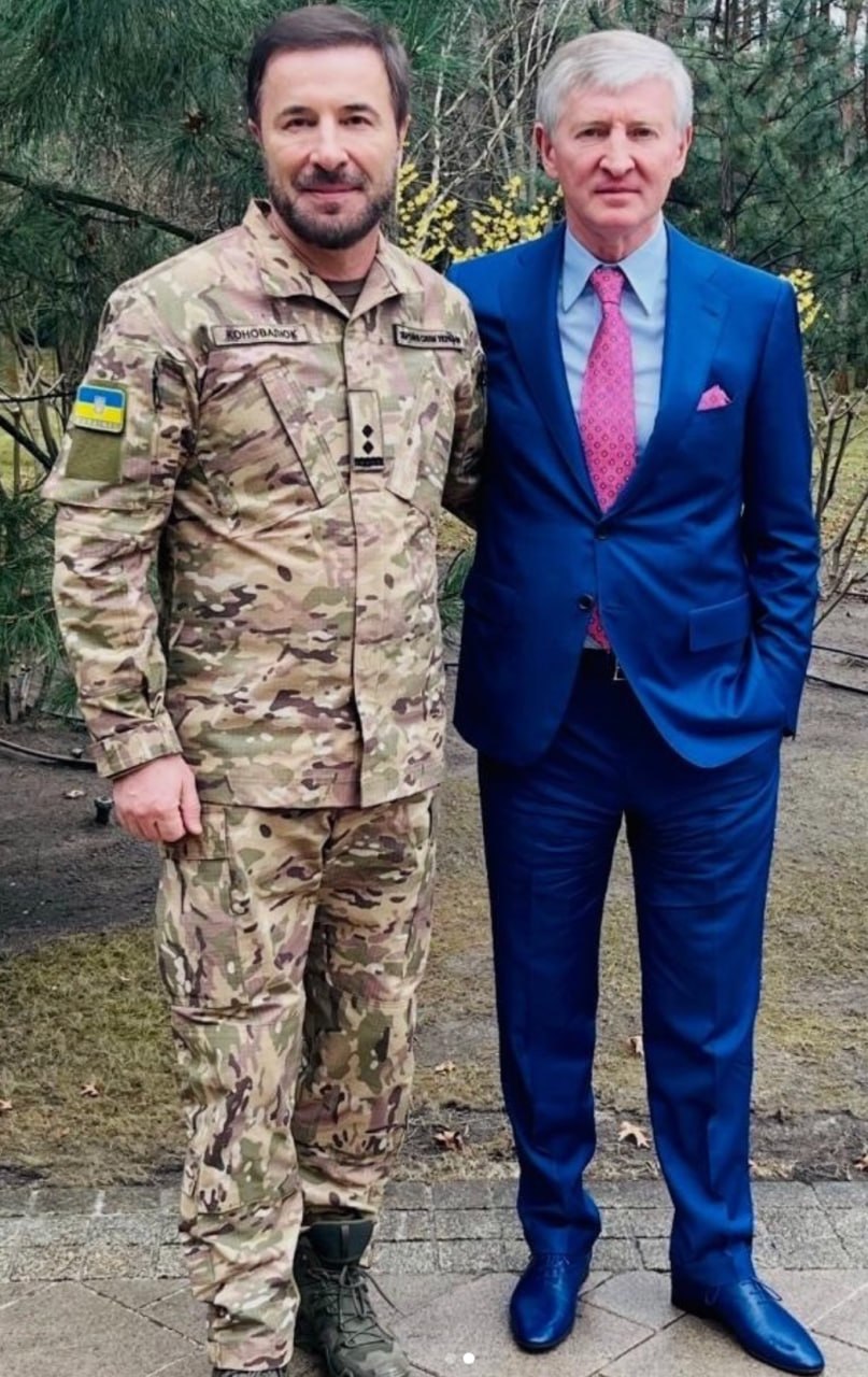 Ілюстрація до публікації «Цікаво, чи знає пан Рінат Ахметов, що людина, яка з ним поряд на декількох фото — публічно зневажав його декілька років тому?»