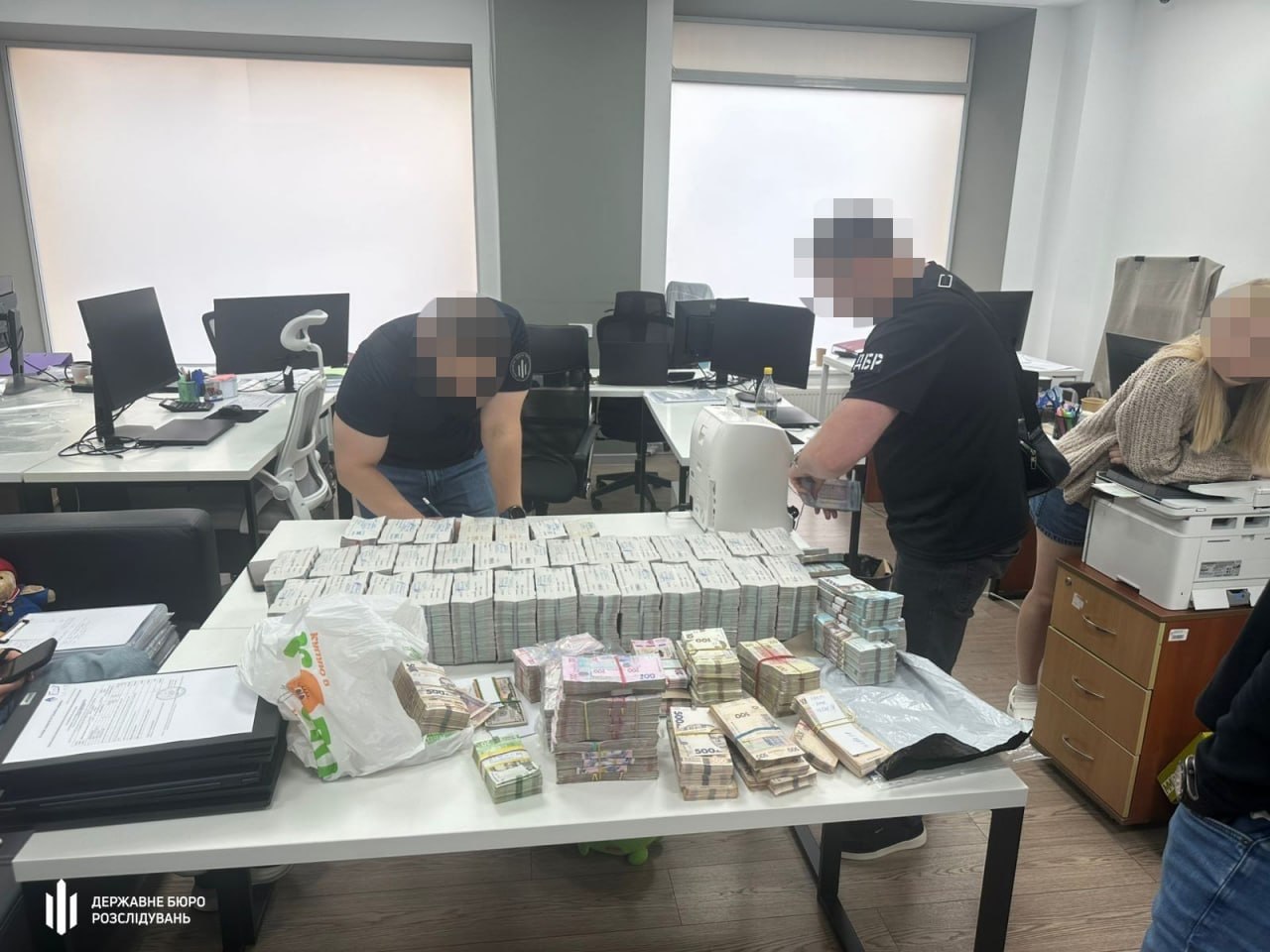 Ілюстрація до публікації «Vyriy Industries у прицілі ДБР Слідство перевіряє можливе завищення вартості безпілотників, які у 2025 нібито постачалися за державними контрактами на суму майже 7 млрд грн.»