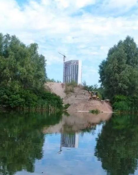 Ілюстрація до публікації «Корупційний забудовник «Столиця груп» Влади Молчанової, порушуючи Водний і Земельний кодекси, почав засипати озеро…»