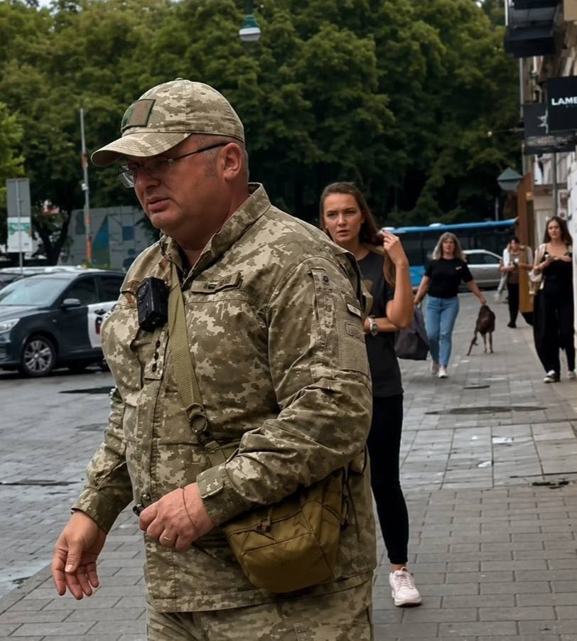 Ілюстрація до публікації «У Львові працівник ТЦК схопив за шию жінку, яка кричала та намагалася завадити затриманню чоловіка.»