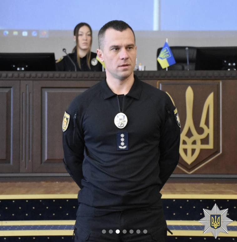 Ілюстрація до публікації «Заступник начальника управління поліції в Кіровоградській області Артем Солтан вказує в декларації дружину, яка стабільно заробляє від 2 до 4,2 млн гривень щорічно та змінює…»