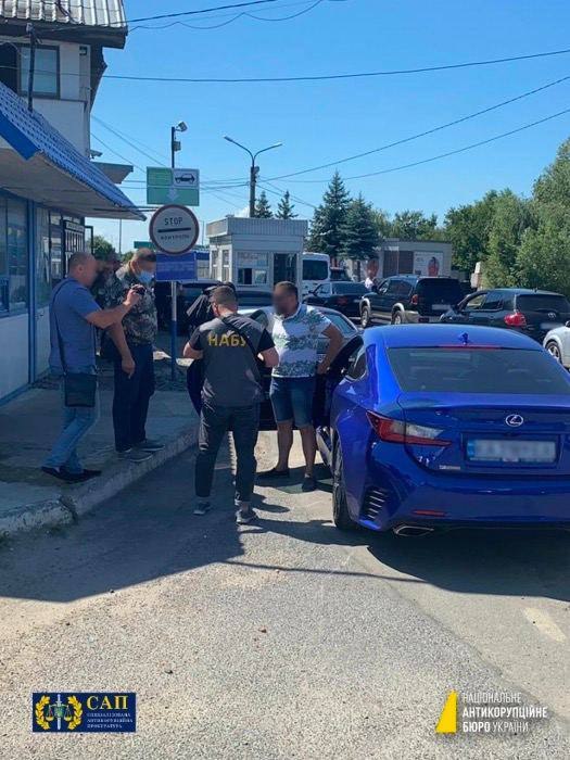 Ілюстрація до публікації «Офіційно Юлія Коренєва працює психологом у Національному університеті кораблебудування та отримує скромну зарплату викладача, яка за минулий рік склала майже 65 тис. гривень.»