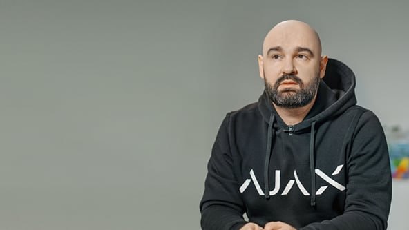 Ілюстрація до публікації «Власник Ajax Systems та один з головних постачальників дронів до ДП "АОЗ" Олександр Конотопський має тісні бізнес-зв'язки не тільки з власником Monobank Гороховським, але з його…»