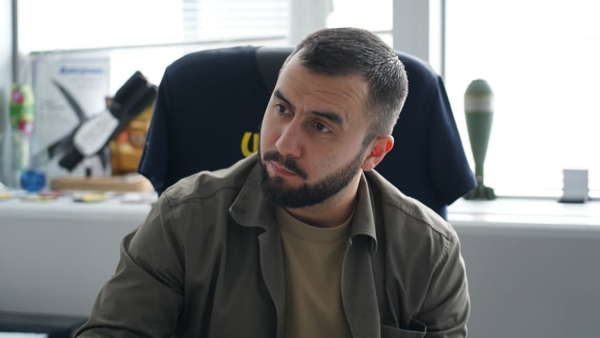 Ілюстрація до публікації «Арсен Жумаділов: від кримськотатарського активіста до очільника ключових оборонних закупівель»