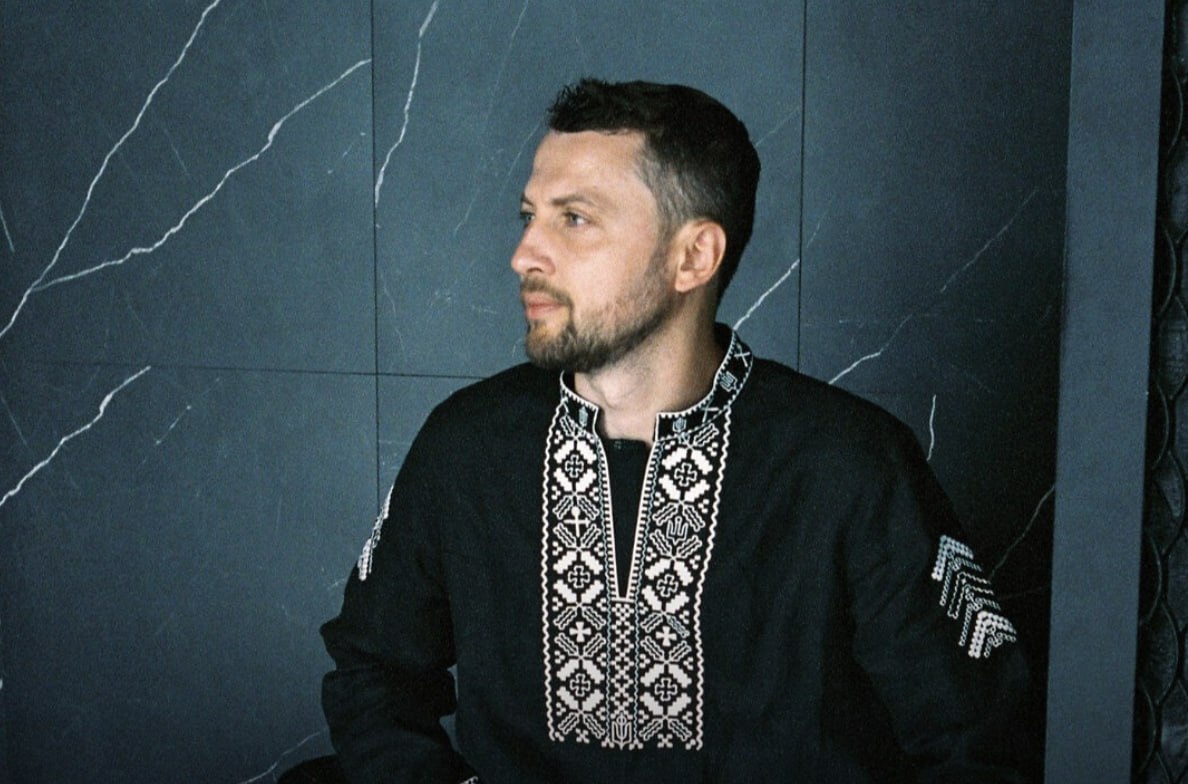 Ілюстрація до публікації «СЕО IT-групи FRACTAL (колишня Netpeak Group) Артем Бородатюк підкреслює, що його компанія не має справ з російськими сервісами, однак факти свідчать про інше.»